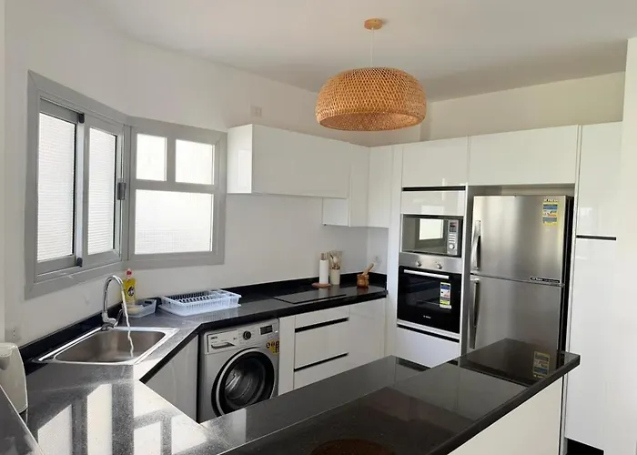 3br Stylish Poolside Retreat Einbay *