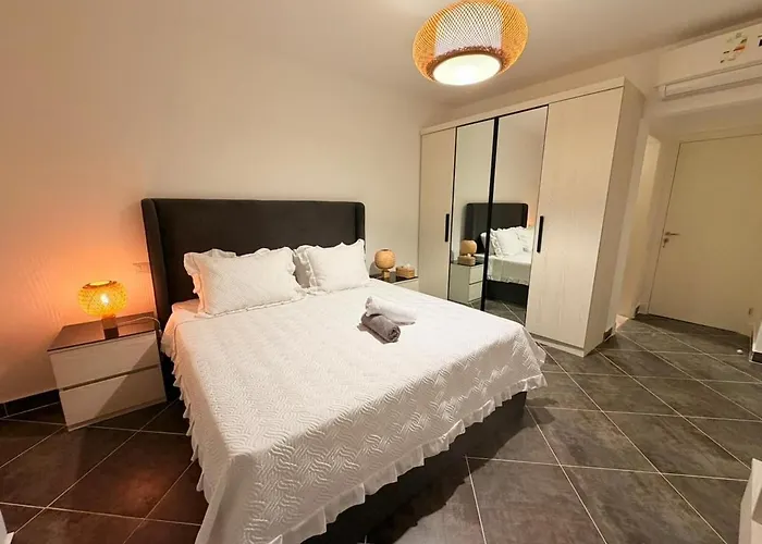 3br Stylish Poolside Retreat Einbay *