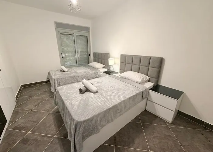 Dağ evi 3br Stylish Poolside Retreat Einbay *
