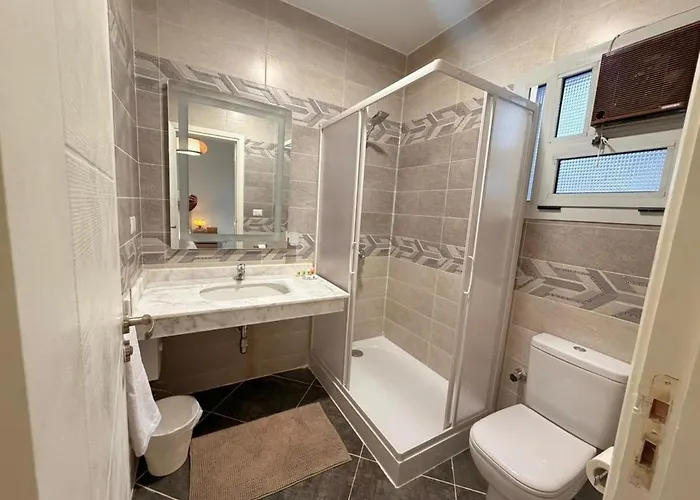 3br Stylish Poolside Retreat Einbay Dağ evi