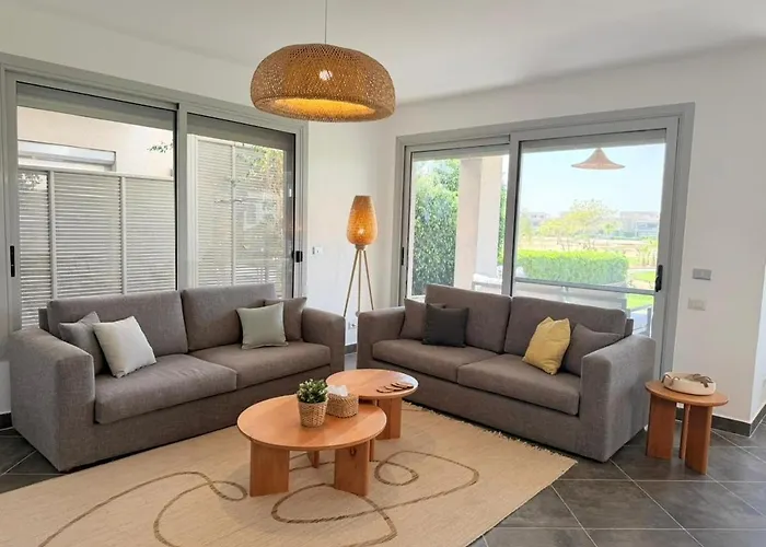 3br Stylish Poolside Retreat Einbay