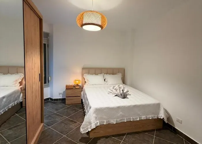 3br Stylish Poolside Retreat Einbay Dağ evi
