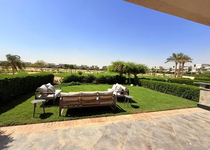 3br Stylish Poolside Retreat Einbay