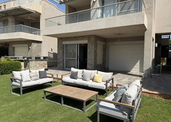 3br Stylish Poolside Retreat Einbay